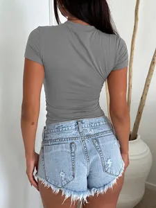 Vista posteriore di una donna con una t-shirt grigia aderente e pantaloncini jeans