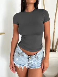 Primo piano di una T-shirt grigio scuro a girocollo slim fit con pantaloncini denim
