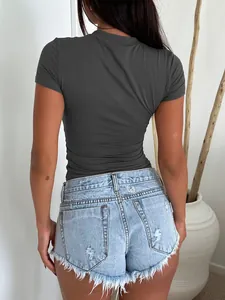 T-shirt slim fit grigio scuro a maniche corte da donna in stile Y2K con scollo rotondo.