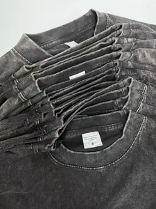 Detailopname van gewassen grijze T-shirts met kraaglabels en de textuur van de stof