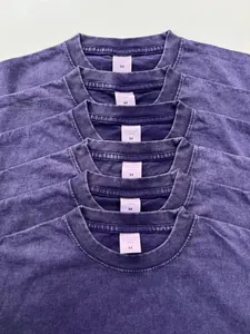 Detailweergave van 230g gewassen distressed paars katoenen t-shirt met ronde hals