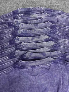 Detail van de vintage acid wash-textuur en geribbelde kraag van paarse katoenen T-shirts