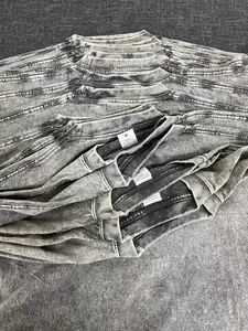 Detailweergave van 230g vintage grijze t-shirts met acid wash en maattabellen op nek