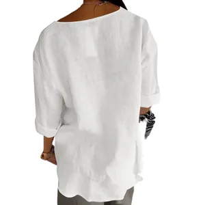 Vue arrière d'une chemise ample minimaliste en coton et lin blanc pour femmes