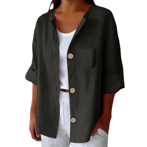 Vue détaillée d'une chemise ample en coton et lin noir pour femme avec boutons en bois