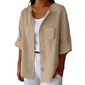 Vue détaillée d'une chemise ample en coton et lin kaki avec boutons en bois et poche