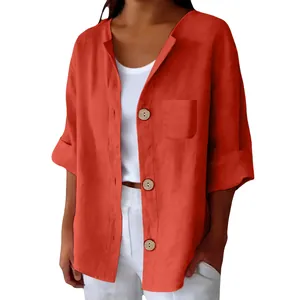 Détail d'une chemise en coton et lin terracotta avec de grands boutons en bois