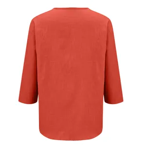 Vue arrière de la blouse minimaliste en coton et lin corail avec coupe décontractée