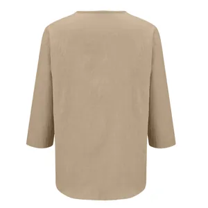 Vue arrière détaillée d'une chemise en lin ample minimaliste marron clair femmes
