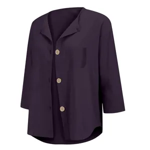 Chemise en coton et lin violet foncé avec grands boutons en bois et poche poitrine
