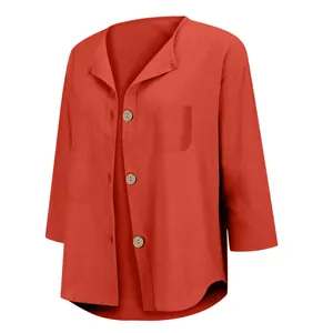 Détail rapproché d'un cardigan rétro en coton et lin avec des boutons en bois
