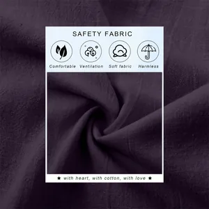 Gros plan sur la texture du tissu en coton et lin violet avec des labels de sécurité