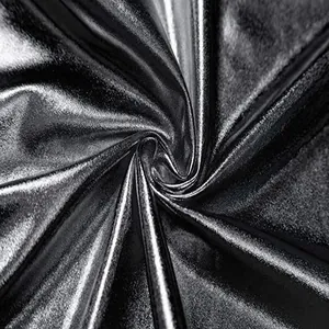 Macro-weergave van zilverkleurig metallic PU-leer met glanzende plissétextuur.
