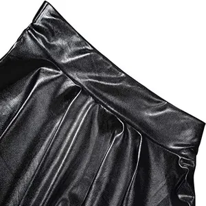 Detailopname van de tailleband en plooien van een zwarte glanzende PU-leren rok