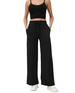 Gedetailleerd overzicht van zwarte yoga-broek met hoge taille en rechte pijpen