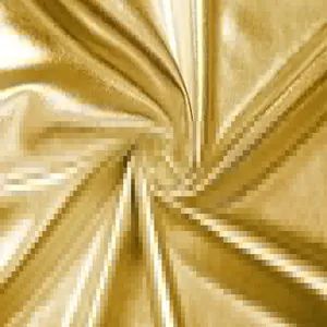 Macrodetail van glanzende goudkleurige metallic PU-leer stof met geplooide textuur