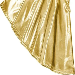 Detail van goudkleurige metallic PU-leren plooirok met glanzende textuur en vouwen