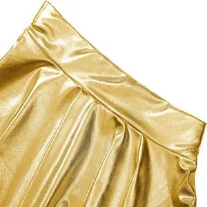 Detailopname van de glanzende goudmetallic textuur van een geplooide PU-leren rok