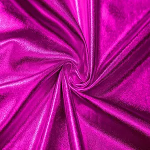 Macro weergave van metallic magenta PU-leer stoftextuur voor glanzende podium rok