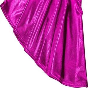 Detailopname van glanzende fuchsia PU-leren geplooide A-lijn rok met metallic textuur