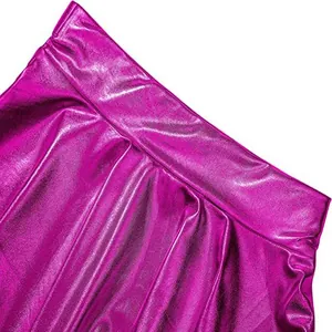 Detailopname van de fuchsia metallic glanzende textuur van een geplooide rok van PU-leer