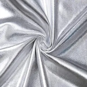 Macro-detail van zilverkleurige, glanzende PU-lederen stof met elegante plooien.
