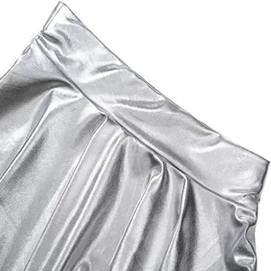 Detailopname van de tailleband en textuur van een zilveren metallic PU-lederen plooirok