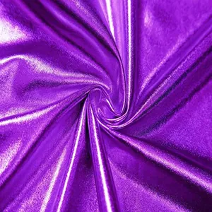 Detailopname van glanzend paars metallic PU-leer weefsel met een geplooide textuur