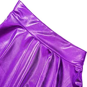 Macro detail van paarse metallic PU-lederen tailleband op geplooide A-lijn rok
