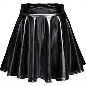 Glanzende zwarte PU-leren geplooide A-lijn minirok voor podium- en feestmodekleding