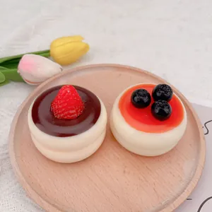 Juguete squishy de pastel realista con fresas y arándanos para aliviar el estrés