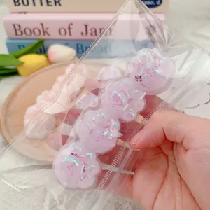 Zacht paars broodvormig slow-rebound knijpspeeltje met glitter in een transparant zakje.