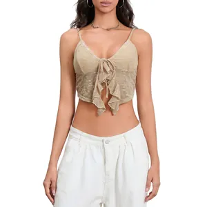 Detaillierte Nahaufnahme des eleganten beigen Spitzen-Camisole-Tops mit Rüschenbindung