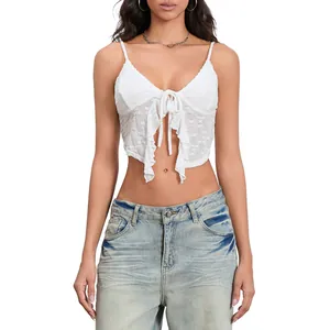 Detailansicht eines modischen weißen Spitzen-Crop-Tops mit Bindedetail für den Sommer.