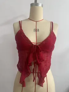 Sinnliches rotes Spitzen-Top mit Schleife und Rüschen auf einer Schneiderpuppe