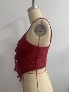 Detailseitenansicht eines roten Spitzen-Camisole-Oberteils auf einer Schaufensterpuppe