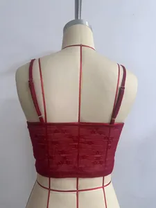 Detaillierte Rückansicht eines roten Spitzen-Camisole-Tops mit verstellbaren Trägern.