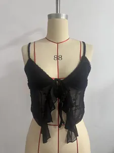 Detailansicht eines schwarzen Camisole-Oberteils aus Blumenspitze auf einer Schneiderpuppe.