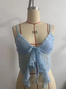 Detailaufnahme eines hellblauen Spitzen-Camisole-Tops mit vorderer Schleife und Rüschen