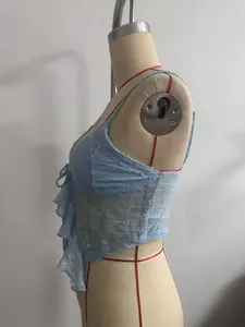 Seitenprofil eines hellblauen transparenten Spitzen-Tops mit Rüschen an einer Schneiderpuppe