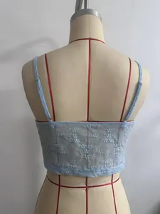 Detaillierte Rückansicht eines hellblauen Spitzen-Camisole-Oberteils an einer Schneiderpuppe