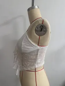 Detailliertes Seitenprofil eines weißen floralen Spitzen-Camisoles mit Schnürung vorne