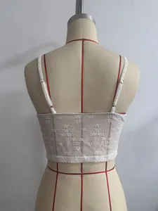 Detailansicht der Rückseite eines eleganten weißen Spitzen-Camisole-Tops mit Trägern