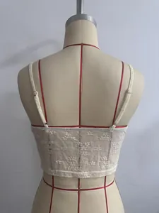 Rückansicht eines weißen floralen Spitzen-Camisoles mit Trägern.