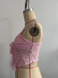 Seitenansicht eines rosa Camisole-Tops mit Blumenmuster auf einem Mannequin-Torso
