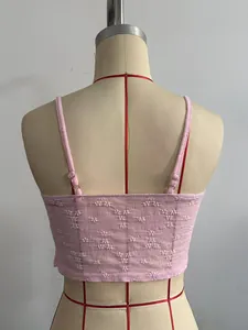 Detaillierte Rückansicht eines rosa Camisole-Tops aus Spitze mit verstellbaren Trägern