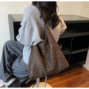 Grande borsa tote in pelle scamosciata con stampa leopardata autunnale