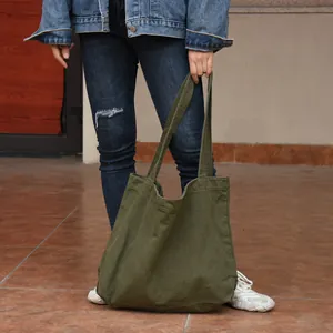 Minimalist green canvas tote bag for students, durable street style shoulder bag.