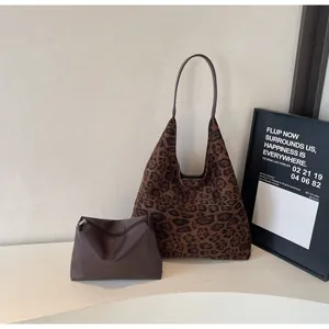 Primo piano della borsa tote scamosciata leopardata con pochette marrone abbinata