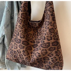 Dettaglio della borsa tote in pelle scamosciata leopardata con grande capacità interna